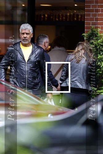 Amsterdam 3 juni 2024
Frank Rijkaard en zijn vrouw Stephanie Rijkaard doen boodschappen in Amsterdam zuid. Stephanie loopt op krukken .