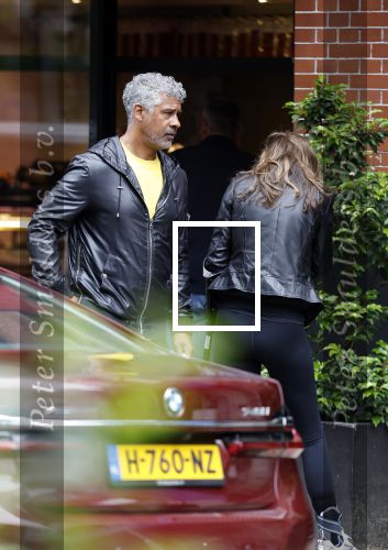 Amsterdam 3 juni 2024
Frank Rijkaard en zijn vrouw Stephanie Rijkaard doen boodschappen in Amsterdam zuid. Stephanie loopt op krukken .