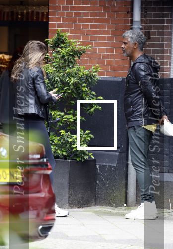 Amsterdam 3 juni 2024
Frank Rijkaard en zijn vrouw Stephanie Rijkaard doen boodschappen in Amsterdam zuid. Stephanie loopt op krukken .