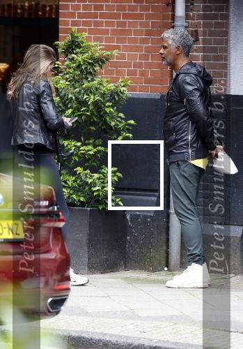Amsterdam 3 juni 2024
Frank Rijkaard en zijn vrouw Stephanie Rijkaard doen boodschappen in Amsterdam zuid. Stephanie loopt op krukken .