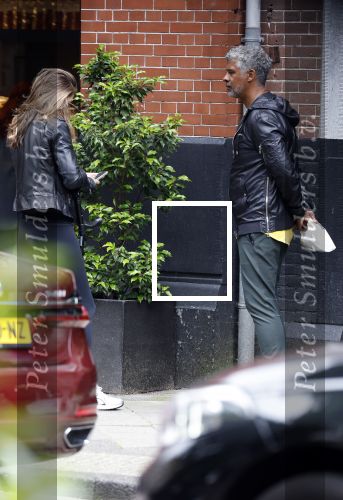 Amsterdam 3 juni 2024
Frank Rijkaard en zijn vrouw Stephanie Rijkaard doen boodschappen in Amsterdam zuid. Stephanie loopt op krukken .