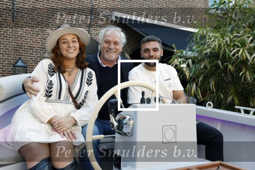 Naarden 19 juni 2024
Presentatie stormer sloep ism Monique des Bouvrie bij het Arsenaal. Bob Wisse en Jan des Bouvrie jr  zijn al hun hele leven vrienden . Frank Wisse met Bob Wisse en Lotte Wisse