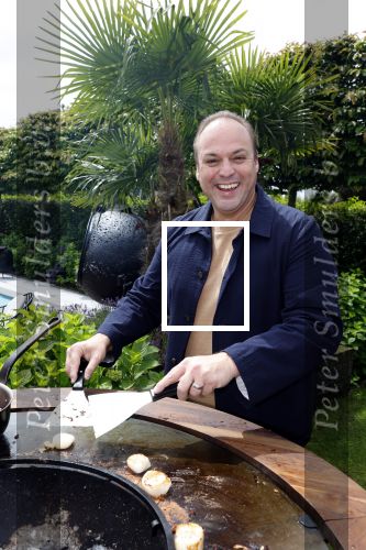 Fijnaart  31 mei 2024
BBQ bij fam Bauer in de tuin . Frans Bauer maakt samen met Lee Towers bekend dat hij dit jaar twee keer in Ahoy op graat treden. Aanwezig Frans Bauer Mariska Bauer Christiaan Bauer ( met vriendin Kim) Frans Bauer jr Jan Bauer en Lucas Bauer .