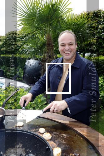 Fijnaart  31 mei 2024
BBQ bij fam Bauer in de tuin . Frans Bauer maakt samen met Lee Towers bekend dat hij dit jaar twee keer in Ahoy op graat treden. Aanwezig Frans Bauer Mariska Bauer Christiaan Bauer ( met vriendin Kim) Frans Bauer jr Jan Bauer en Lucas Bauer .