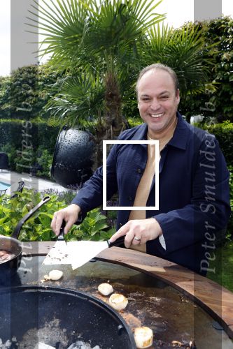 Fijnaart  31 mei 2024
BBQ bij fam Bauer in de tuin . Frans Bauer maakt samen met Lee Towers bekend dat hij dit jaar twee keer in Ahoy op graat treden. Aanwezig Frans Bauer Mariska Bauer Christiaan Bauer ( met vriendin Kim) Frans Bauer jr Jan Bauer en Lucas Bauer .
