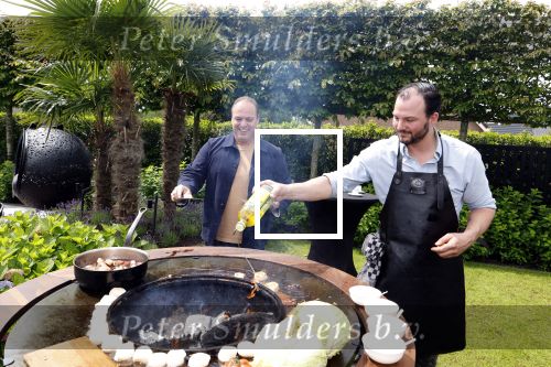 Fijnaart  31 mei 2024
BBQ bij fam Bauer in de tuin . Frans Bauer maakt samen met Lee Towers bekend dat hij dit jaar twee keer in Ahoy op graat treden. Aanwezig Frans Bauer Mariska Bauer Christiaan Bauer ( met vriendin Kim) Frans Bauer jr Jan Bauer en Lucas Bauer .