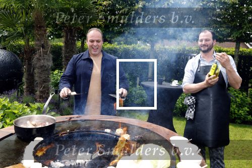 Fijnaart  31 mei 2024
BBQ bij fam Bauer in de tuin . Frans Bauer maakt samen met Lee Towers bekend dat hij dit jaar twee keer in Ahoy op graat treden. Aanwezig Frans Bauer Mariska Bauer Christiaan Bauer ( met vriendin Kim) Frans Bauer jr Jan Bauer en Lucas Bauer .