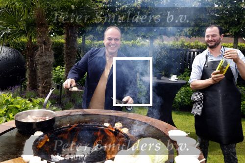 Fijnaart  31 mei 2024
BBQ bij fam Bauer in de tuin . Frans Bauer maakt samen met Lee Towers bekend dat hij dit jaar twee keer in Ahoy op graat treden. Aanwezig Frans Bauer Mariska Bauer Christiaan Bauer ( met vriendin Kim) Frans Bauer jr Jan Bauer en Lucas Bauer .