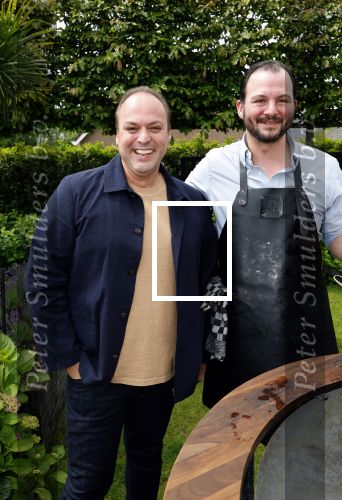 Fijnaart  31 mei 2024
BBQ bij fam Bauer in de tuin . Frans Bauer maakt samen met Lee Towers bekend dat hij dit jaar twee keer in Ahoy op graat treden. Aanwezig Frans Bauer Mariska Bauer Christiaan Bauer ( met vriendin Kim) Frans Bauer jr Jan Bauer en Lucas Bauer .
