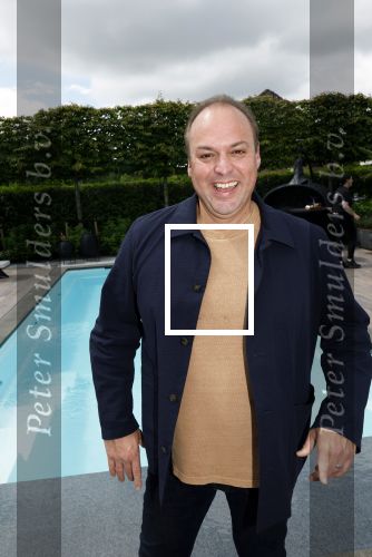 Fijnaart  31 mei 2024
BBQ bij fam Bauer in de tuin . Frans Bauer maakt samen met Lee Towers bekend dat hij dit jaar twee keer in Ahoy op graat treden. Aanwezig Frans Bauer Mariska Bauer Christiaan Bauer ( met vriendin Kim) Frans Bauer jr Jan Bauer en Lucas Bauer .