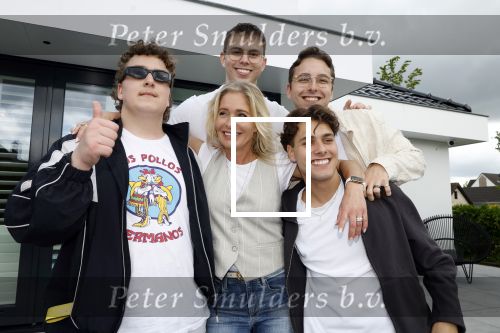 Fijnaart 31 mei  2024
BBQ bij fam Bauer in de tuin . Frans Bauer maakt samen met Lee Towers bekend dat hij dit jaar twee keer in Ahoy op graat treden. Aanwezig Frans Bauer Mariska Bauer Christiaan Bauer ( met vriendin Kim) Frans Bauer jr Jan Bauer en Lucas Bauer .