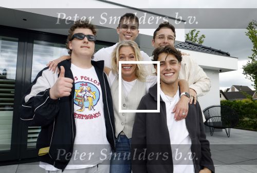 Fijnaart 31 mei  2024
BBQ bij fam Bauer in de tuin . Frans Bauer maakt samen met Lee Towers bekend dat hij dit jaar twee keer in Ahoy op graat treden. Aanwezig Frans Bauer Mariska Bauer Christiaan Bauer ( met vriendin Kim) Frans Bauer jr Jan Bauer en Lucas Bauer .
