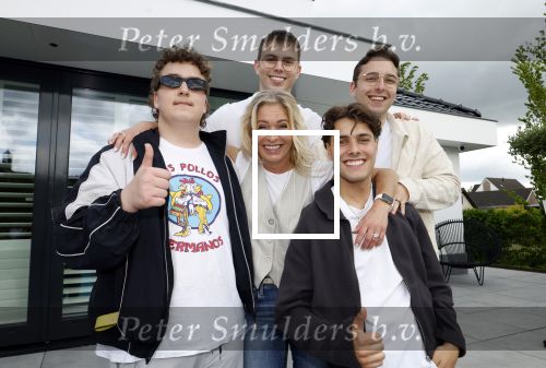 Fijnaart 31 mei  2024
BBQ bij fam Bauer in de tuin . Frans Bauer maakt samen met Lee Towers bekend dat hij dit jaar twee keer in Ahoy op graat treden. Aanwezig Frans Bauer Mariska Bauer Christiaan Bauer ( met vriendin Kim) Frans Bauer jr Jan Bauer en Lucas Bauer .
