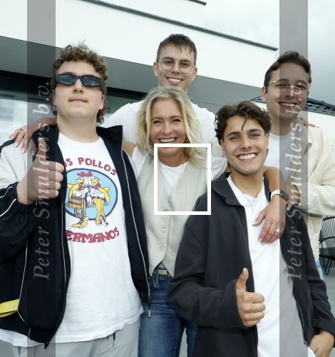 Fijnaart 31 mei  2024
BBQ bij fam Bauer in de tuin . Frans Bauer maakt samen met Lee Towers bekend dat hij dit jaar twee keer in Ahoy op graat treden. Aanwezig Frans Bauer Mariska Bauer Christiaan Bauer ( met vriendin Kim) Frans Bauer jr Jan Bauer en Lucas Bauer .