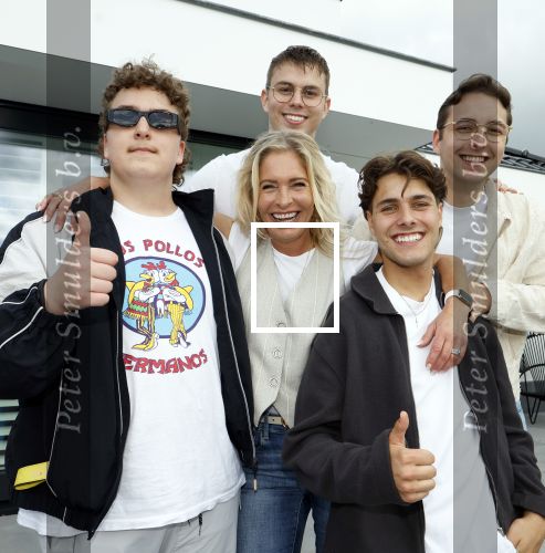 Fijnaart 31 mei  2024
BBQ bij fam Bauer in de tuin . Frans Bauer maakt samen met Lee Towers bekend dat hij dit jaar twee keer in Ahoy op graat treden. Aanwezig Frans Bauer Mariska Bauer Christiaan Bauer ( met vriendin Kim) Frans Bauer jr Jan Bauer en Lucas Bauer .