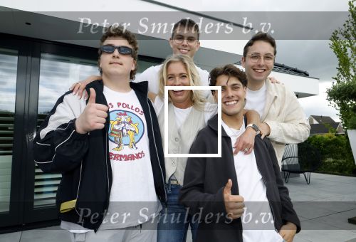 Fijnaart 31 mei  2024
BBQ bij fam Bauer in de tuin . Frans Bauer maakt samen met Lee Towers bekend dat hij dit jaar twee keer in Ahoy op graat treden. Aanwezig Frans Bauer Mariska Bauer Christiaan Bauer ( met vriendin Kim) Frans Bauer jr Jan Bauer en Lucas Bauer .