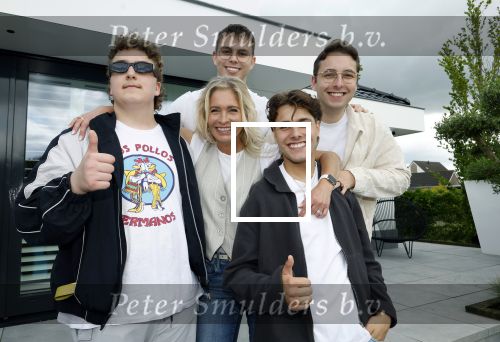 Fijnaart 31 mei  2024
BBQ bij fam Bauer in de tuin . Frans Bauer maakt samen met Lee Towers bekend dat hij dit jaar twee keer in Ahoy op graat treden. Aanwezig Frans Bauer Mariska Bauer Christiaan Bauer ( met vriendin Kim) Frans Bauer jr Jan Bauer en Lucas Bauer .