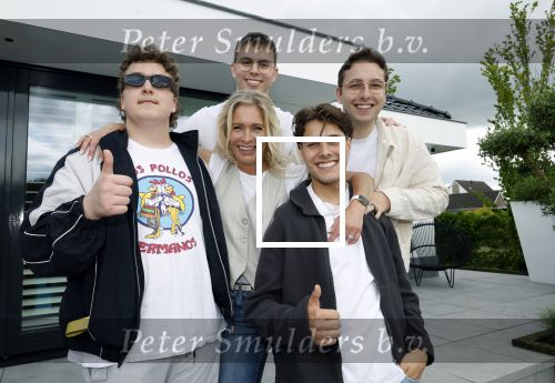 Fijnaart 31 mei  2024
BBQ bij fam Bauer in de tuin . Frans Bauer maakt samen met Lee Towers bekend dat hij dit jaar twee keer in Ahoy op graat treden. Aanwezig Frans Bauer Mariska Bauer Christiaan Bauer ( met vriendin Kim) Frans Bauer jr Jan Bauer en Lucas Bauer .