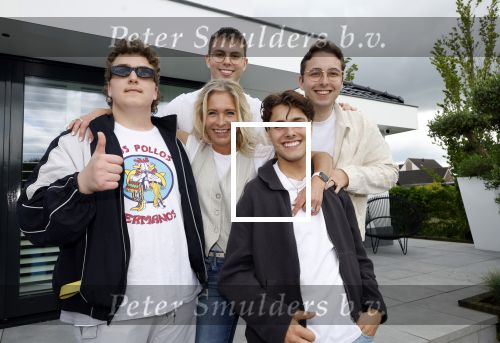 Fijnaart 31 mei  2024
BBQ bij fam Bauer in de tuin . Frans Bauer maakt samen met Lee Towers bekend dat hij dit jaar twee keer in Ahoy op graat treden. Aanwezig Frans Bauer Mariska Bauer Christiaan Bauer ( met vriendin Kim) Frans Bauer jr Jan Bauer en Lucas Bauer .
