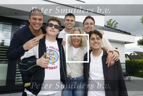 Fijnaart 31 mei  2024
BBQ bij fam Bauer in de tuin . Frans Bauer maakt samen met Lee Towers bekend dat hij dit jaar twee keer in Ahoy op graat treden. Aanwezig Frans Bauer Mariska Bauer Christiaan Bauer ( met vriendin Kim) Frans Bauer jr Jan Bauer en Lucas Bauer .