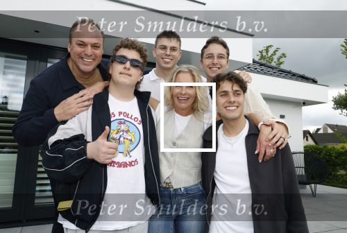 Fijnaart 31 mei  2024
BBQ bij fam Bauer in de tuin . Frans Bauer maakt samen met Lee Towers bekend dat hij dit jaar twee keer in Ahoy op graat treden. Aanwezig Frans Bauer Mariska Bauer Christiaan Bauer ( met vriendin Kim) Frans Bauer jr Jan Bauer en Lucas Bauer .