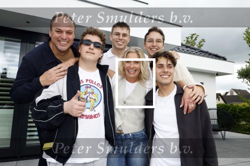 Fijnaart 31 mei  2024
BBQ bij fam Bauer in de tuin . Frans Bauer maakt samen met Lee Towers bekend dat hij dit jaar twee keer in Ahoy op graat treden. Aanwezig Frans Bauer Mariska Bauer Christiaan Bauer ( met vriendin Kim) Frans Bauer jr Jan Bauer en Lucas Bauer .