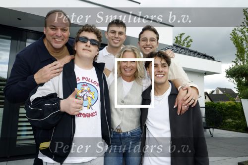 Fijnaart 31 mei  2024
BBQ bij fam Bauer in de tuin . Frans Bauer maakt samen met Lee Towers bekend dat hij dit jaar twee keer in Ahoy op graat treden. Aanwezig Frans Bauer Mariska Bauer Christiaan Bauer ( met vriendin Kim) Frans Bauer jr Jan Bauer en Lucas Bauer .