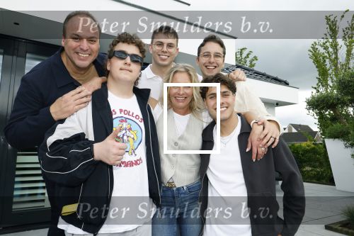 Fijnaart 31 mei  2024
BBQ bij fam Bauer in de tuin . Frans Bauer maakt samen met Lee Towers bekend dat hij dit jaar twee keer in Ahoy op graat treden. Aanwezig Frans Bauer Mariska Bauer Christiaan Bauer ( met vriendin Kim) Frans Bauer jr Jan Bauer en Lucas Bauer .