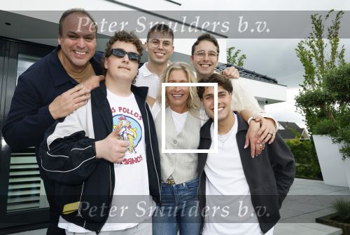 Fijnaart 31 mei  2024
BBQ bij fam Bauer in de tuin . Frans Bauer maakt samen met Lee Towers bekend dat hij dit jaar twee keer in Ahoy op graat treden. Aanwezig Frans Bauer Mariska Bauer Christiaan Bauer ( met vriendin Kim) Frans Bauer jr Jan Bauer en Lucas Bauer .