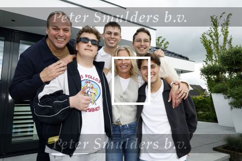 Fijnaart 31 mei  2024
BBQ bij fam Bauer in de tuin . Frans Bauer maakt samen met Lee Towers bekend dat hij dit jaar twee keer in Ahoy op graat treden. Aanwezig Frans Bauer Mariska Bauer Christiaan Bauer ( met vriendin Kim) Frans Bauer jr Jan Bauer en Lucas Bauer .
