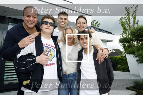 Fijnaart 31 mei  2024
BBQ bij fam Bauer in de tuin . Frans Bauer maakt samen met Lee Towers bekend dat hij dit jaar twee keer in Ahoy op graat treden. Aanwezig Frans Bauer Mariska Bauer Christiaan Bauer ( met vriendin Kim) Frans Bauer jr Jan Bauer en Lucas Bauer .