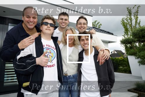 Fijnaart 31 mei  2024
BBQ bij fam Bauer in de tuin . Frans Bauer maakt samen met Lee Towers bekend dat hij dit jaar twee keer in Ahoy op graat treden. Aanwezig Frans Bauer Mariska Bauer Christiaan Bauer ( met vriendin Kim) Frans Bauer jr Jan Bauer en Lucas Bauer .