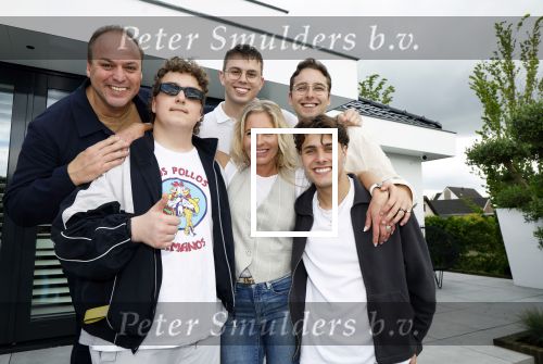 Fijnaart 31 mei  2024
BBQ bij fam Bauer in de tuin . Frans Bauer maakt samen met Lee Towers bekend dat hij dit jaar twee keer in Ahoy op graat treden. Aanwezig Frans Bauer Mariska Bauer Christiaan Bauer ( met vriendin Kim) Frans Bauer jr Jan Bauer en Lucas Bauer .