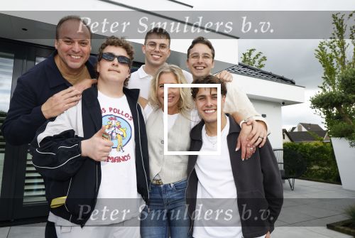 Fijnaart 31 mei  2024
BBQ bij fam Bauer in de tuin . Frans Bauer maakt samen met Lee Towers bekend dat hij dit jaar twee keer in Ahoy op graat treden. Aanwezig Frans Bauer Mariska Bauer Christiaan Bauer ( met vriendin Kim) Frans Bauer jr Jan Bauer en Lucas Bauer .