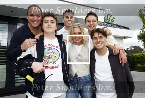 Fijnaart 31 mei  2024
BBQ bij fam Bauer in de tuin . Frans Bauer maakt samen met Lee Towers bekend dat hij dit jaar twee keer in Ahoy op graat treden. Aanwezig Frans Bauer Mariska Bauer Christiaan Bauer ( met vriendin Kim) Frans Bauer jr Jan Bauer en Lucas Bauer .