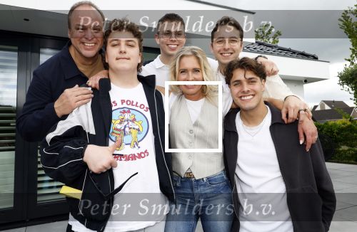 Fijnaart 31 mei  2024
BBQ bij fam Bauer in de tuin . Frans Bauer maakt samen met Lee Towers bekend dat hij dit jaar twee keer in Ahoy op graat treden. Aanwezig Frans Bauer Mariska Bauer Christiaan Bauer ( met vriendin Kim) Frans Bauer jr Jan Bauer en Lucas Bauer .
