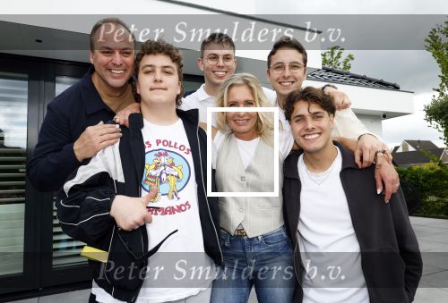 Fijnaart 31 mei  2024
BBQ bij fam Bauer in de tuin . Frans Bauer maakt samen met Lee Towers bekend dat hij dit jaar twee keer in Ahoy op graat treden. Aanwezig Frans Bauer Mariska Bauer Christiaan Bauer ( met vriendin Kim) Frans Bauer jr Jan Bauer en Lucas Bauer .