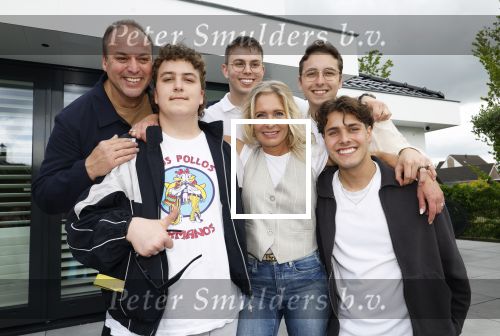 Fijnaart 31 mei  2024
BBQ bij fam Bauer in de tuin . Frans Bauer maakt samen met Lee Towers bekend dat hij dit jaar twee keer in Ahoy op graat treden. Aanwezig Frans Bauer Mariska Bauer Christiaan Bauer ( met vriendin Kim) Frans Bauer jr Jan Bauer en Lucas Bauer .