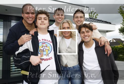 Fijnaart 31 mei  2024
BBQ bij fam Bauer in de tuin . Frans Bauer maakt samen met Lee Towers bekend dat hij dit jaar twee keer in Ahoy op graat treden. Aanwezig Frans Bauer Mariska Bauer Christiaan Bauer ( met vriendin Kim) Frans Bauer jr Jan Bauer en Lucas Bauer .