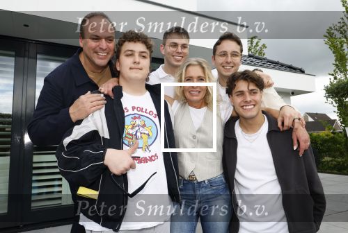 Fijnaart 31 mei  2024
BBQ bij fam Bauer in de tuin . Frans Bauer maakt samen met Lee Towers bekend dat hij dit jaar twee keer in Ahoy op graat treden. Aanwezig Frans Bauer Mariska Bauer Christiaan Bauer ( met vriendin Kim) Frans Bauer jr Jan Bauer en Lucas Bauer .