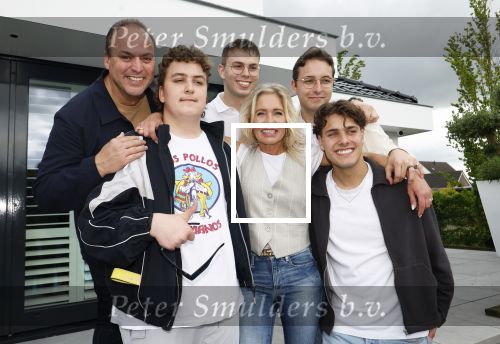 Fijnaart 31 mei  2024
BBQ bij fam Bauer in de tuin . Frans Bauer maakt samen met Lee Towers bekend dat hij dit jaar twee keer in Ahoy op graat treden. Aanwezig Frans Bauer Mariska Bauer Christiaan Bauer ( met vriendin Kim) Frans Bauer jr Jan Bauer en Lucas Bauer .