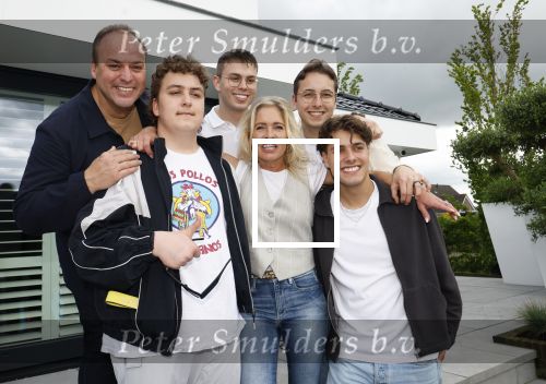 Fijnaart 31 mei  2024
BBQ bij fam Bauer in de tuin . Frans Bauer maakt samen met Lee Towers bekend dat hij dit jaar twee keer in Ahoy op graat treden. Aanwezig Frans Bauer Mariska Bauer Christiaan Bauer ( met vriendin Kim) Frans Bauer jr Jan Bauer en Lucas Bauer .
