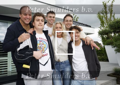 Fijnaart 31 mei  2024
BBQ bij fam Bauer in de tuin . Frans Bauer maakt samen met Lee Towers bekend dat hij dit jaar twee keer in Ahoy op graat treden. Aanwezig Frans Bauer Mariska Bauer Christiaan Bauer ( met vriendin Kim) Frans Bauer jr Jan Bauer en Lucas Bauer .