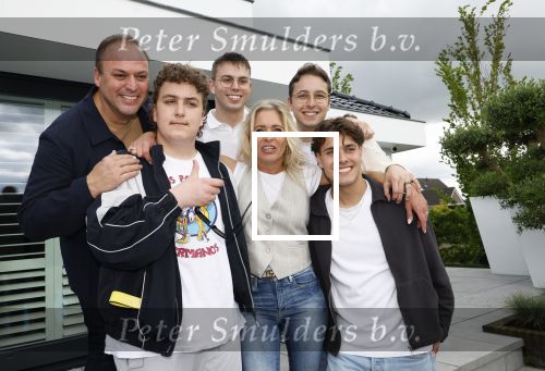 Fijnaart 31 mei  2024
BBQ bij fam Bauer in de tuin . Frans Bauer maakt samen met Lee Towers bekend dat hij dit jaar twee keer in Ahoy op graat treden. Aanwezig Frans Bauer Mariska Bauer Christiaan Bauer ( met vriendin Kim) Frans Bauer jr Jan Bauer en Lucas Bauer .
