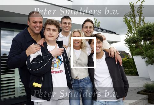 Fijnaart 31 mei  2024
BBQ bij fam Bauer in de tuin . Frans Bauer maakt samen met Lee Towers bekend dat hij dit jaar twee keer in Ahoy op graat treden. Aanwezig Frans Bauer Mariska Bauer Christiaan Bauer ( met vriendin Kim) Frans Bauer jr Jan Bauer en Lucas Bauer .