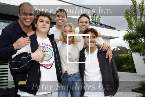 Fijnaart 31 mei  2024
BBQ bij fam Bauer in de tuin . Frans Bauer maakt samen met Lee Towers bekend dat hij dit jaar twee keer in Ahoy op graat treden. Aanwezig Frans Bauer Mariska Bauer Christiaan Bauer ( met vriendin Kim) Frans Bauer jr Jan Bauer en Lucas Bauer .