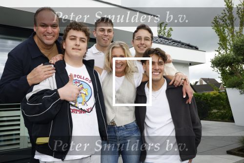 Fijnaart 31 mei  2024
BBQ bij fam Bauer in de tuin . Frans Bauer maakt samen met Lee Towers bekend dat hij dit jaar twee keer in Ahoy op graat treden. Aanwezig Frans Bauer Mariska Bauer Christiaan Bauer ( met vriendin Kim) Frans Bauer jr Jan Bauer en Lucas Bauer .