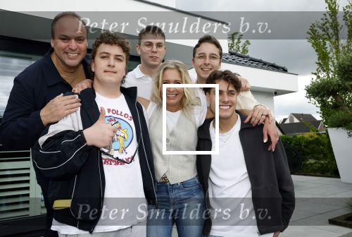 Fijnaart 31 mei  2024
BBQ bij fam Bauer in de tuin . Frans Bauer maakt samen met Lee Towers bekend dat hij dit jaar twee keer in Ahoy op graat treden. Aanwezig Frans Bauer Mariska Bauer Christiaan Bauer ( met vriendin Kim) Frans Bauer jr Jan Bauer en Lucas Bauer .