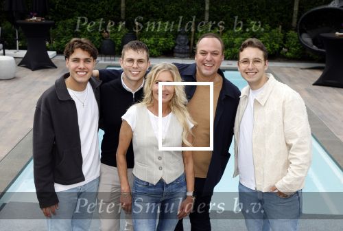 Fijnaart 31 mei  2024
BBQ bij fam Bauer in de tuin . Frans Bauer maakt samen met Lee Towers bekend dat hij dit jaar twee keer in Ahoy op graat treden. Aanwezig Frans Bauer Mariska Bauer Christiaan Bauer ( met vriendin Kim) Frans Bauer jr Jan Bauer en Lucas Bauer .