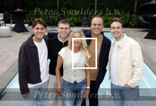 Fijnaart 31 mei  2024
BBQ bij fam Bauer in de tuin . Frans Bauer maakt samen met Lee Towers bekend dat hij dit jaar twee keer in Ahoy op graat treden. Aanwezig Frans Bauer Mariska Bauer Christiaan Bauer ( met vriendin Kim) Frans Bauer jr Jan Bauer en Lucas Bauer .